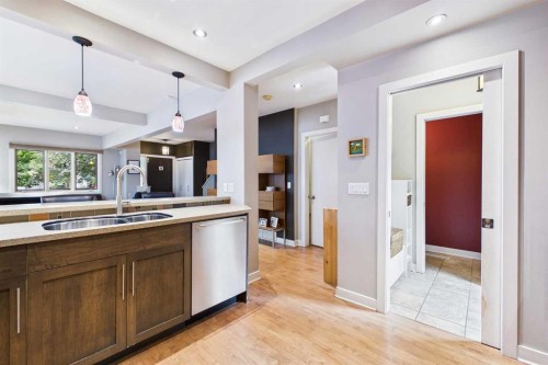 224 10A Street Nw, Calgary, AB - Indoor Photo Showing Kitchen With Double Sink