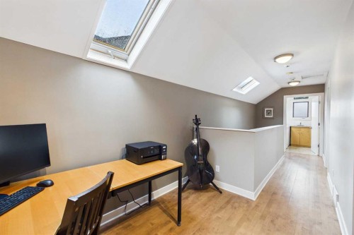 224 10A Street Nw, Calgary, AB - Indoor Photo Showing Other Room