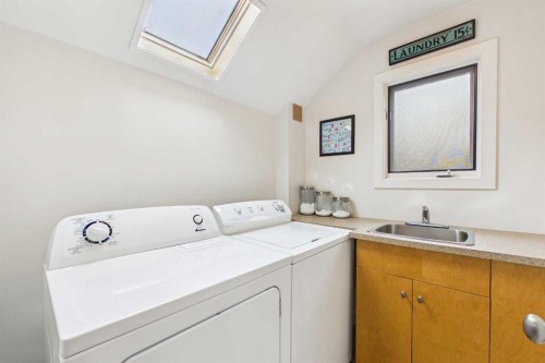 224 10A Street Nw, Calgary, AB - Indoor Photo Showing Laundry Room
