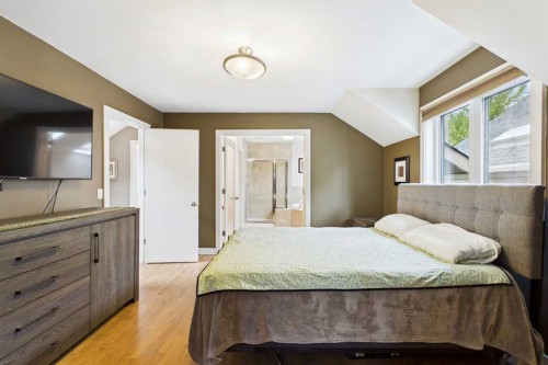 224 10A Street Nw, Calgary, AB - Indoor Photo Showing Bedroom