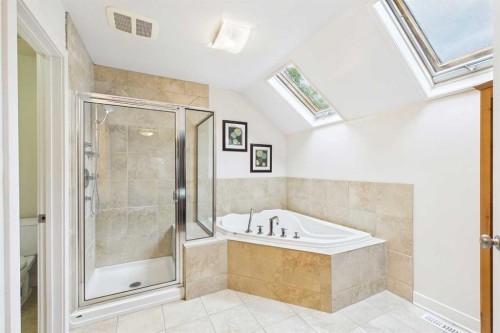 224 10A Street Nw, Calgary, AB - Indoor Photo Showing Bathroom