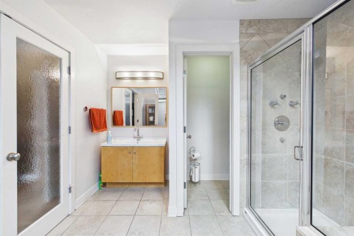 224 10A Street Nw, Calgary, AB - Indoor Photo Showing Bathroom