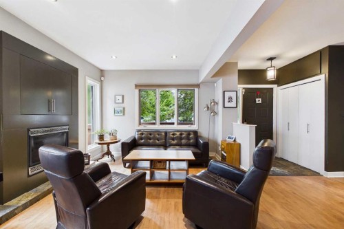 224 10A Street Nw, Calgary, AB - Indoor Photo Showing Living Room