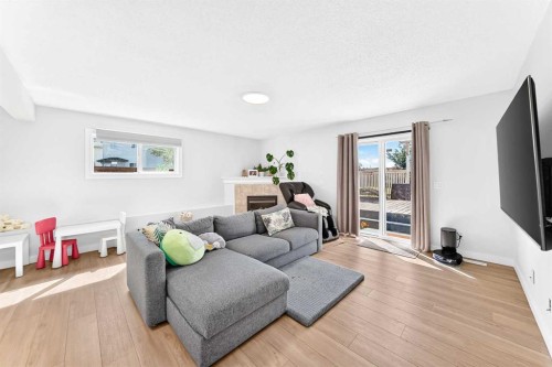 315 Appleglen Place Se, Calgary, AB - Indoor Photo Showing Living Room
