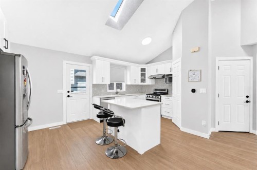 315 Appleglen Place Se, Calgary, AB - Indoor Photo Showing Kitchen