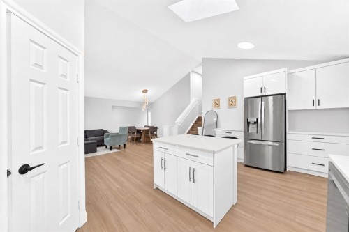 315 Appleglen Place Se, Calgary, AB - Indoor Photo Showing Kitchen