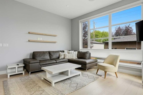2014 6 Street Ne, Calgary, AB - Indoor Photo Showing Living Room