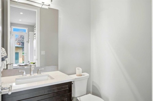 2014 6 Street Ne, Calgary, AB - Indoor Photo Showing Bathroom