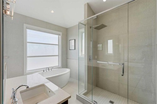 2014 6 Street Ne, Calgary, AB - Indoor Photo Showing Bathroom