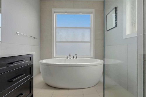 2014 6 Street Ne, Calgary, AB - Indoor Photo Showing Bathroom