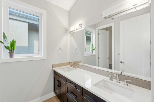 2014 6 Street Ne, Calgary, AB - Indoor Photo Showing Bathroom