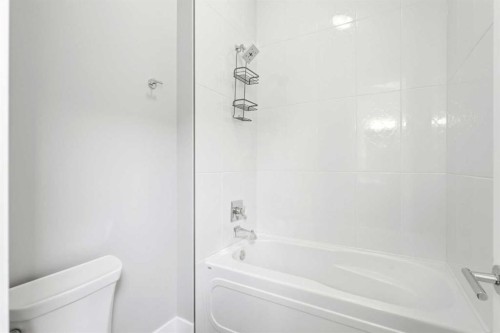 2014 6 Street Ne, Calgary, AB - Indoor Photo Showing Bathroom