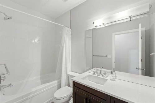 2014 6 Street Ne, Calgary, AB - Indoor Photo Showing Bathroom