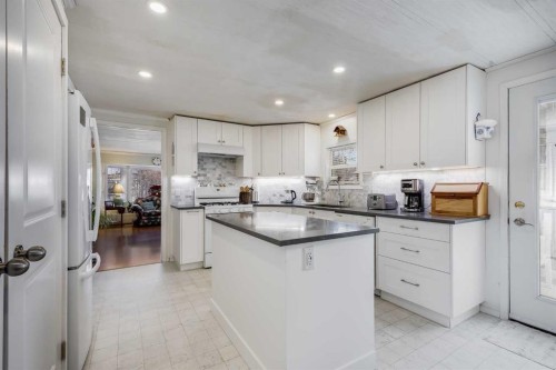 240 Big Hill Circle Se, Airdrie, AB - Indoor Photo Showing Kitchen