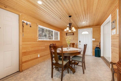 240 Big Hill Circle Se, Airdrie, AB - Indoor Photo Showing Dining Room