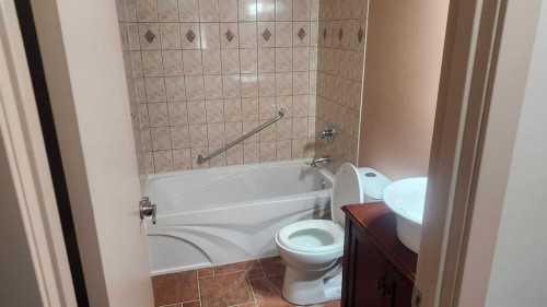 6736 Malvern Road Ne, Calgary, AB - Indoor Photo Showing Bathroom