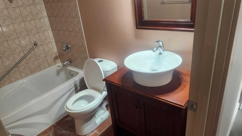 6736 Malvern Road Ne, Calgary, AB - Indoor Photo Showing Bathroom