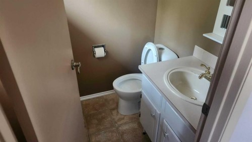 6736 Malvern Road Ne, Calgary, AB - Indoor Photo Showing Bathroom