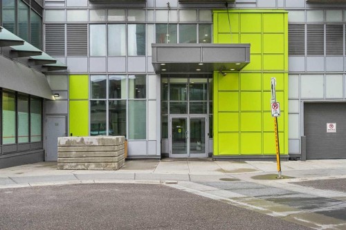 811-30 Brentwood Common Nw, Calgary, AB - Outdoor