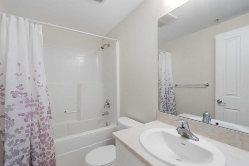 811-30 Brentwood Common Nw, Calgary, AB - Indoor Photo Showing Bathroom