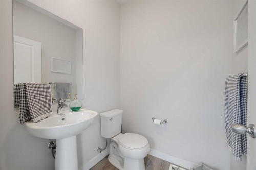 788 Walgrove Boulevard Se, Calgary, AB - Indoor Photo Showing Bathroom