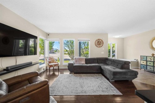 140 Walden Gate Se, Calgary, AB - Indoor Photo Showing Living Room