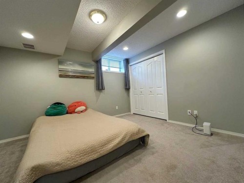 153 Hawkdale Circle Nw, Calgary, AB - Indoor Photo Showing Bedroom