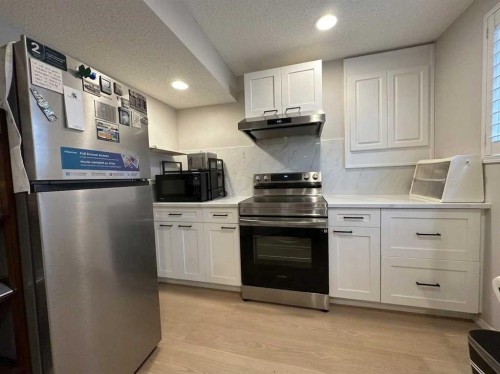 153 Hawkdale Circle Nw, Calgary, AB - Indoor Photo Showing Kitchen