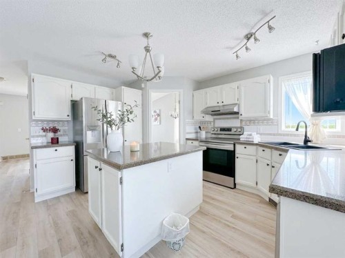 153 Hawkdale Circle Nw, Calgary, AB - Indoor Photo Showing Kitchen
