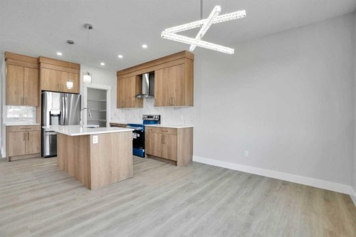 534 Ranch Green, Strathmore, AB - Indoor Photo Showing Kitchen With Upgraded Kitchen
