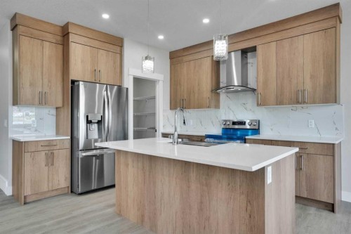 534 Ranch Green, Strathmore, AB - Indoor Photo Showing Kitchen With Upgraded Kitchen
