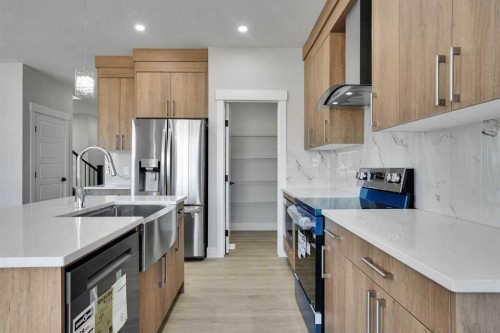 534 Ranch Green, Strathmore, AB - Indoor Photo Showing Kitchen With Upgraded Kitchen