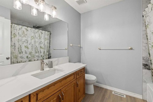 116 Quigley Close, Cochrane, AB - Indoor Photo Showing Bathroom