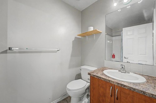 2430-700 Willowbrook Road Nw, Airdrie, AB - Indoor Photo Showing Bathroom