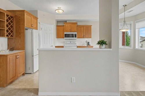 205-15 Everstone Drive Sw, Calgary, AB - Indoor Photo Showing Kitchen