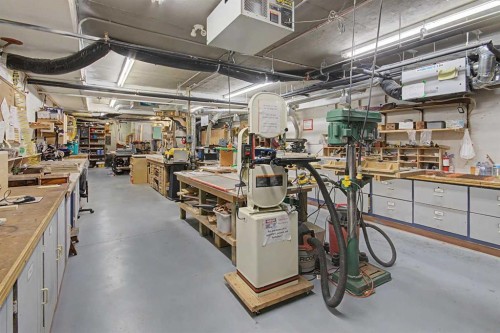 205-15 Everstone Drive Sw, Calgary, AB - Indoor Photo Showing Garage