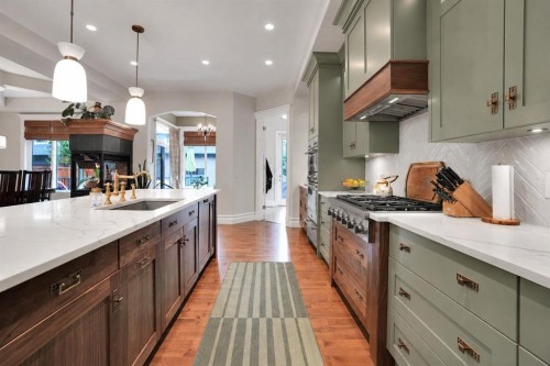 729 26 Avenue Nw, Calgary, AB - Indoor Photo Showing Kitchen With Upgraded Kitchen