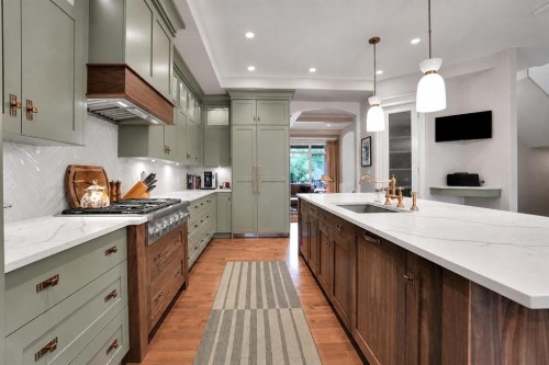 729 26 Avenue Nw, Calgary, AB - Indoor Photo Showing Kitchen With Upgraded Kitchen