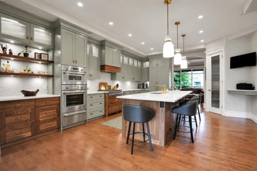 729 26 Avenue Nw, Calgary, AB - Indoor Photo Showing Kitchen With Upgraded Kitchen