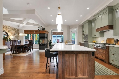 729 26 Avenue Nw, Calgary, AB - Indoor Photo Showing Kitchen With Upgraded Kitchen