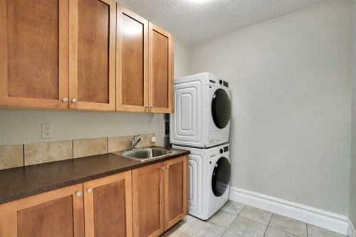 729 26 Avenue Nw, Calgary, AB - Indoor Photo Showing Laundry Room