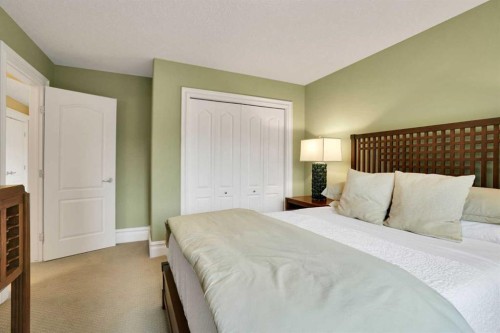 729 26 Avenue Nw, Calgary, AB - Indoor Photo Showing Bedroom