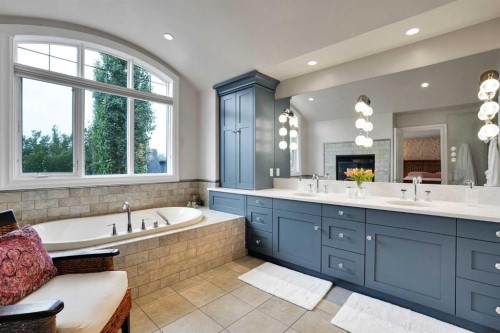 729 26 Avenue Nw, Calgary, AB - Indoor Photo Showing Bathroom