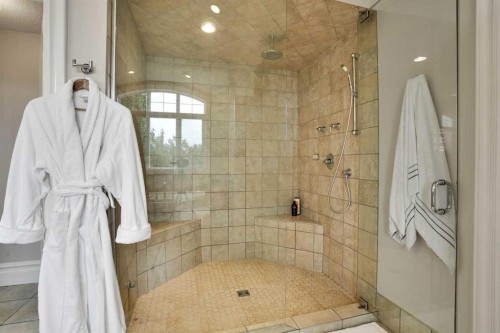 729 26 Avenue Nw, Calgary, AB - Indoor Photo Showing Bathroom