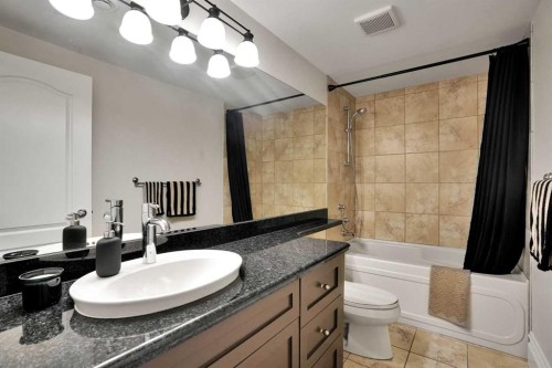 729 26 Avenue Nw, Calgary, AB - Indoor Photo Showing Bathroom