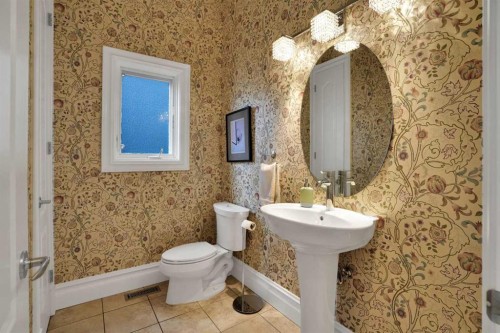 729 26 Avenue Nw, Calgary, AB - Indoor Photo Showing Bathroom