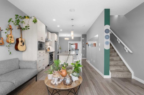110-129 23 Avenue Ne, Calgary, AB - Indoor Photo Showing Living Room