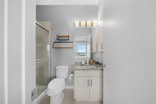 110-129 23 Avenue Ne, Calgary, AB - Indoor Photo Showing Bathroom