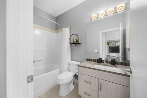 110-129 23 Avenue Ne, Calgary, AB - Indoor Photo Showing Bathroom