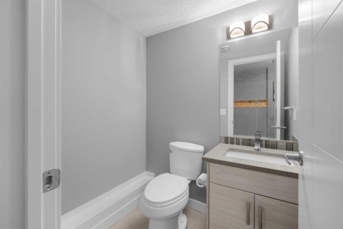 110-129 23 Avenue Ne, Calgary, AB - Indoor Photo Showing Bathroom